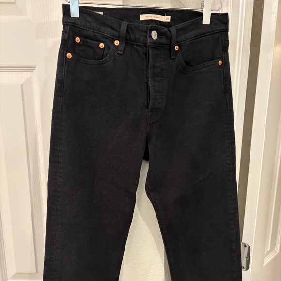 Levi Denim - Black Denim Levi Crop Jeans